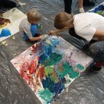 kobieta i dziecko malują farbami