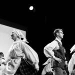 czrno-białe zdjęcie przedstawia tańczący zespół ludowy