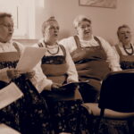 czrno-białe zdjęcie 4 śpiewających kobiet