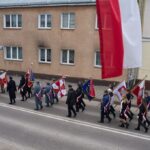 widok z góry na idący pochód z flagami biało-czerwonymi