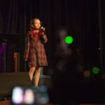 dziewczynka spiewa na scenie