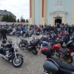 duża grupa ludzi i motocykli stojących przed bazyliką