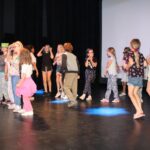 grupa dzieci tańczy na scenie