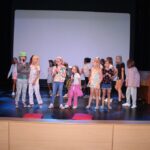 grupa dzieci tańczy na scenie