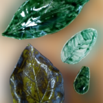 cztery zielone liscie w różnych odcieniach zieleni wykonane z gliny