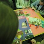 dzieci wyklejają kolorowe obrazki