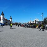 motocykle i ludzie stojący na placu w tle klasztor