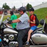 mężczyzna z chłopcem na motocyklu