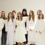 9 dziewczynek w strojach aniołków