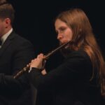 mężczyzna i kobieta grający na fletach