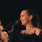 2 kobiety śpiewają na scenie